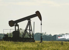 کاهش قیمت نفت در پی افزایش دکل‌های آمریکا