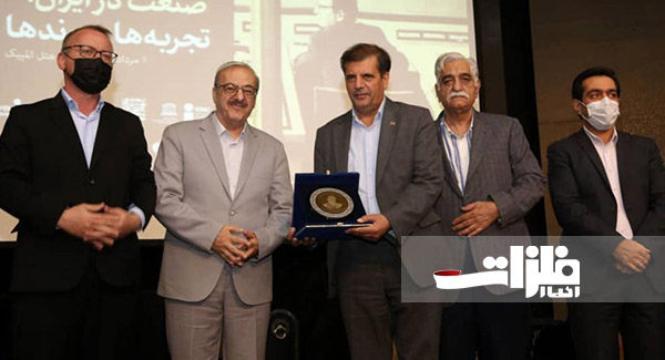 مدال زرین بر گردن مدیرعامل ذوب‌آهن اصفهان